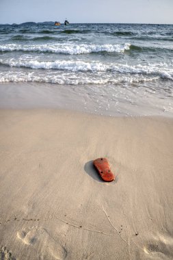 güzel kumlu plajda sol terlik