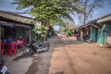 Sihanoukville, Kamboçya. 25 Şubat 2019 : Sihanoukville balıkçı Köyü'ndeki balıkçı evi veya evleri boyunca yaşayan insanların yaşam tarzının sahnesi.