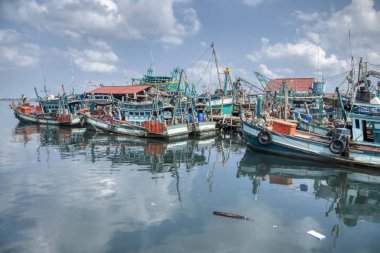 Sihanoukville, Kamboçya - 27 Şubat 2019: Sihanoukville Balıkçı Köyü'nde denize açılmadığında rıhtımda limanbalıkçı teknelerinin limanının sahnesi