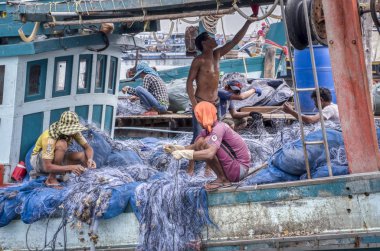 Sihanoukville, Kamboçya. 25 Şubat 2019 : Sihanoukville balıkçı Köyü'nde balıkları temizleyen balıkçıların kumsalları.