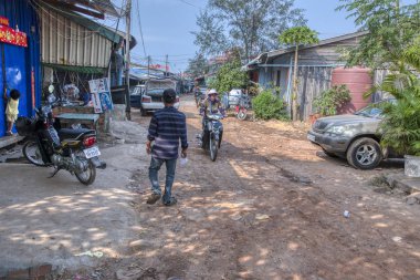 Sihanoukville, Kamboçya. 25 Şubat 2019 : Sihanoukville balıkçı Köyü'ndeki balıkçı evi veya evleri boyunca yaşayan insanların yaşam tarzının sahnesi.