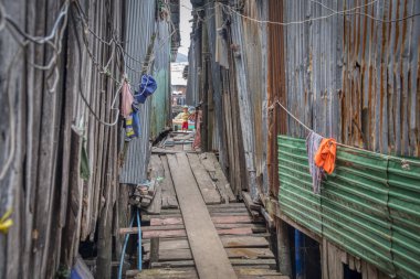 Sihanoukville, Kamboçya. 25 Şubat 2019 : Sihanoukville balıkçı Köyü'ndeki balıkçı evi veya evleri boyunca yaşayan insanların yaşam tarzının sahnesi.