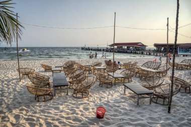 Sihanoukville, Kamboçya. 26 Şubat 2019: Serendipitous plajı, Sihanoukville şehrinde turistlerin rahat bir şekilde dinlenmesi ve güzel ortamın tadını çıkarabilmek için rahat. 