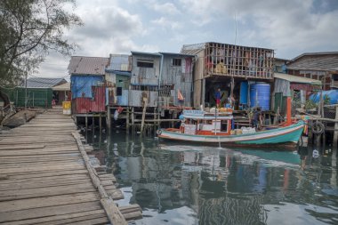 Sihanoukville, Kamboçya,. 26 Şubat 2019: Tomnub Rolork Road balıkçı limanında rıhtıma salya balıkçı teknesi sahnesi. 