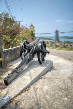 Sihanoukville, Kamboçya. 26 Şubat 2019 : Krong Preach Sihanouk şehrindeki Klasik arabalar ve Mücevher Butik Müzesi'nin ana girişini antic top çubu¤u süsledi.. 