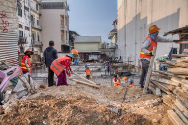 Sihanoukville, Kamboçya. 26 Şubat 2019 : Sihanoukville şehrinin ana merkezindeki yapı taşı için metal zemin temeli döşenen işçilerin bulunduğu şantiye sahnesi. 