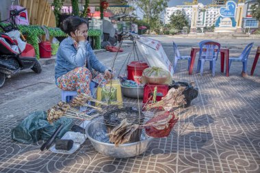 Sihanoukville, Kamboçya. 26 Şubat 2019 : Ocheteal plajında turistlere deniz ürünleri satmak için plaj parkında yerel hawkers sahne.