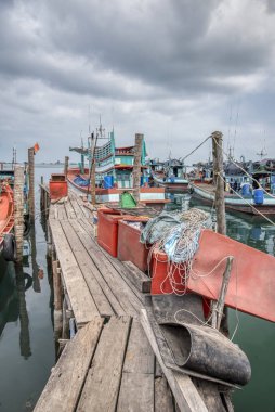 Sihanoukville, Kamboçya. 25 Şubat 2019 : Sihanoukville limanında balıkçı ların gemi ve teknelerinin gündüz leri güzel manzaraları 