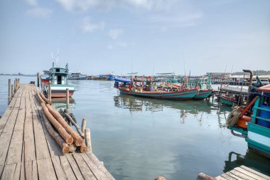 Sihanoukville, Kamboçya. 25 Şubat 2019 : Sihanoukville balıkçı Köyü'nde liman boyunca bulabileceğiniz balıkçı gemilerinin ve teknelerinin gündüz güzel manzarası.