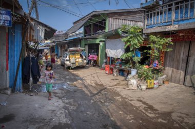 Sihanoukville, Kamboçya. 25 Şubat 2019 : Sihanoukville balıkçı Köyü'ndeki balıkçı evi veya evleri boyunca yaşayan insanların yaşam tarzının sahnesi.