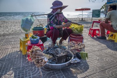 Sihanoukville, Kamboçya. 26 Şubat 2019 : Ocheteal plajında turistlere deniz ürünleri satmak için plaj parkında yerel hawkers sahne.