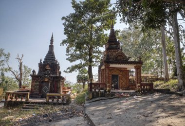 Sihanoukville, Kamboçya. 27 Şubat 2019: Wat Leu tapınağının etrafına eğimli tepenin etrafına inşa edilmiş Kamboçya tipi eski Budist mezarı.