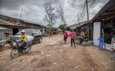 Sihanoukville, Kamboçya. 26 Şubat 2019: Sihanoukville Balıkçı Köyü'nde işlek yol boyunca kasvetli bir hava sahnesi.