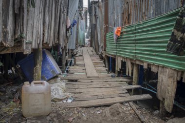 Sihanoukville, Kamboçya. 25 Şubat 2019 : Sihanoukville balıkçı Köyü'ndeki balıkçı evi veya evleri boyunca yaşayan insanların yaşam tarzının sahnesi.