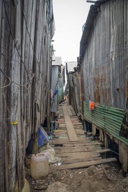 Sihanoukville, Kamboçya. 25 Şubat 2019 : Sihanoukville balıkçı Köyü'ndeki balıkçı evi veya evleri boyunca yaşayan insanların yaşam tarzının sahnesi.