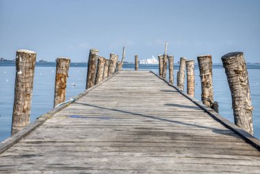 balıkçı limanında eski ahşap iskele