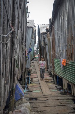 Sihanoukville, Kamboçya. 25 Şubat 2019 : Sihanoukville balıkçı Köyü'ndeki kalaks evlerinden çıkan küçük kızın sahnesi.