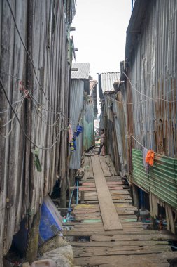 Sihanoukville, Kamboçya. 25 Şubat 2019 : Sihanoukville balıkçı Köyü'ndeki kalaks evlerinden çıkan küçük kızın sahnesi.