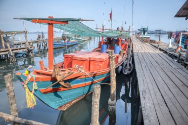 Sihanoukville, Kamboçya. 25 Şubat 2019 : Sihanoukville balıkçı Köyü'ndeki ahşap iskele boyunca dinlenen balıkçının tekne parkının sahnesi 