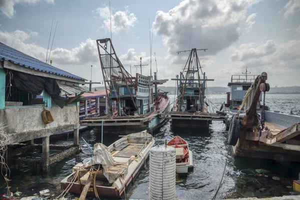 カンボジア シアヌークビル 2019年2月26日 シアヌークビル市港のメインドックでボート港の様子 — ストック写真
