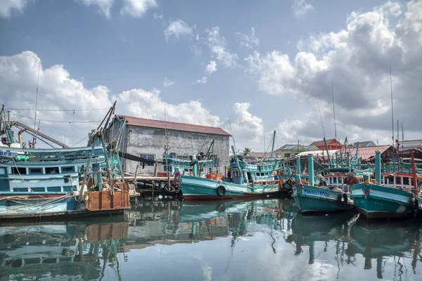 シアヌークビル カンボジア 2019年2月27日 シアヌークビル漁村で海に出ていないときにドックのそばに港の漁船のシーン — ストック写真