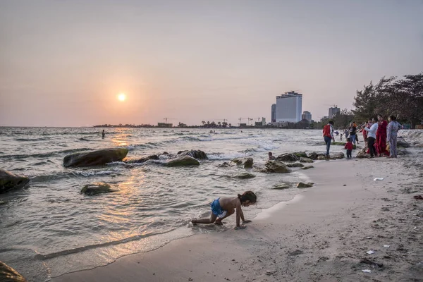 シアヌークビル カンボジア 2019年2月26日 クロン説教シアヌークビーチで外出中に海岸で遊んだ子供たちが美しい夕日を見て家族や友人と楽しむ人々 — ストック写真