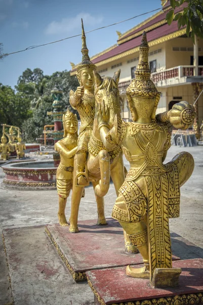 西哈努克城 柬埔寨 2019年2月27日 王子或国王的雕像骑着马 他的仆人在Krom寺附近守卫 — 图库照片