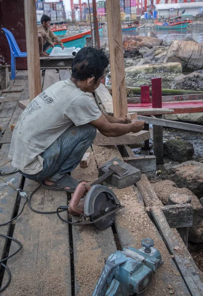 Сіануквіль Камбоджа Лютого 2019 Карпентер Зайнятий Виготовлення Частин Дерева Його — стокове фото