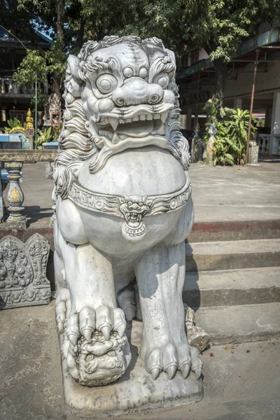 西哈努克城 柬埔寨 2019年2月27日 守护克罗姆寺周围寺庙入口的白狮雕像 — 图库照片