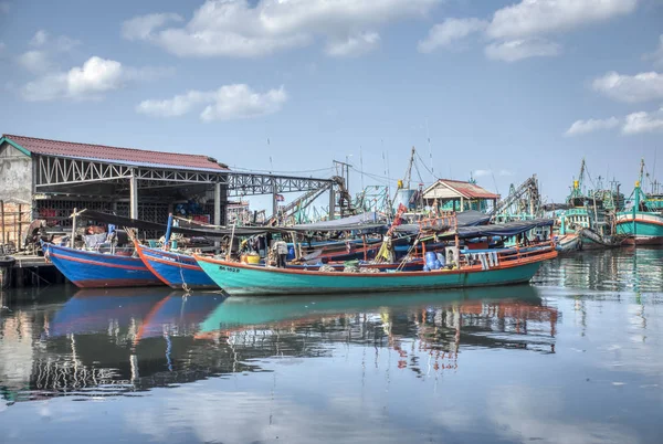 シアヌークビル カンボジア 2019年2月27日 シアヌークビル漁村で海に出ていないときにドックのそばに港の漁船のシーン — ストック写真