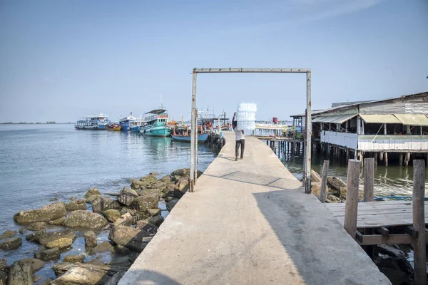 Sihanoukville Camboya Febrero 2019 Escena Del Hombre Llevando Bien Hacia — Foto de Stock