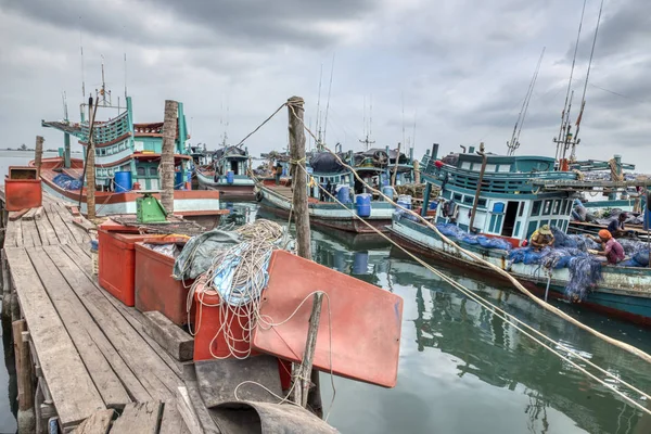 カンボジア シアヌークビル 2019年2月25日 シアヌークビルの港に沿って見つける漁師の船やボートの美しい昼間の風景 — ストック写真