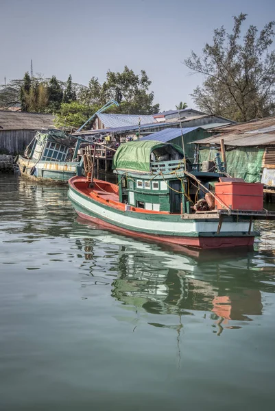 Sihanoukville, Kamboçya - 27 Şubat 2019: Sihanoukville Balıkçı Köyü'nde denize açılmadığında rıhtımda limanbalıkçı teknelerinin limanının sahnesi