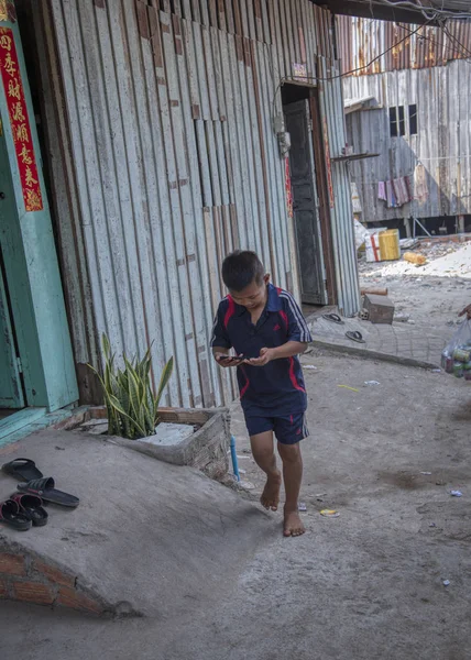 캄보디아 시아누크빌 2019년 25일 시아누크빌 마을의 주택으로 돌아오는 핸드폰을 소년의 — 스톡 사진