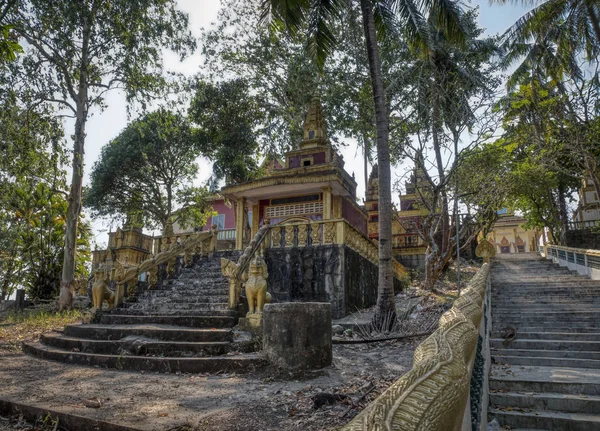 カンボジア シアヌークビル 2019年2月27日 ワット ルー寺院の周りに傾斜した丘の周りに建てられたカンボジアの古い仏教の墓 — ストック写真