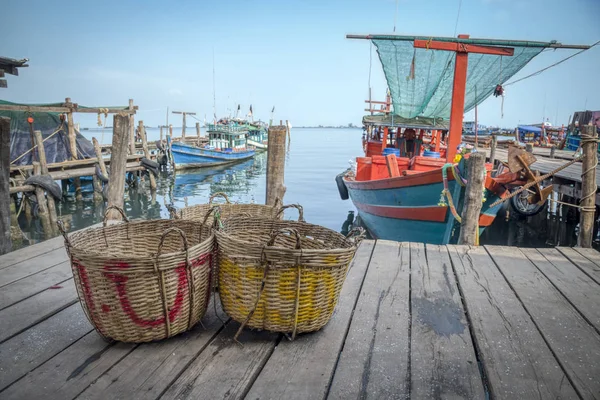 Σιχάνουκβιλ Καμπότζη Φεβρουαρίου 2019 Δύο Άδεια Καλάθια Ψαρέματος Αριστερά Κατά — Φωτογραφία Αρχείου