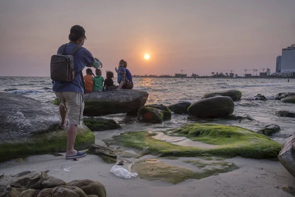 シアヌークビル カンボジア 2019年2月26日 クロン説教シアヌークビーチで外出中に海岸で遊んだ子供たちが美しい夕日を見て家族や友人と楽しむ人々 — ストック写真