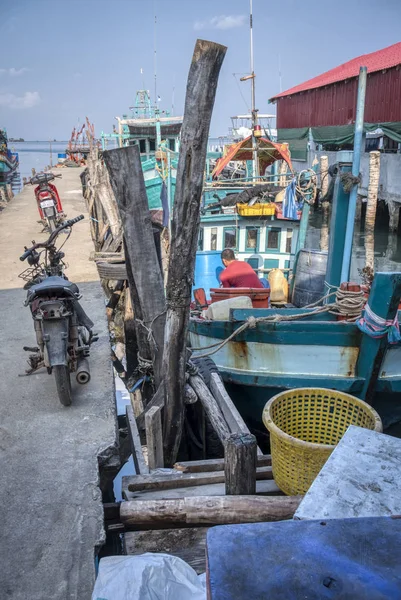 Sihanoukville Kambodża Lutego 2019 Scena Łodzi Rybackich Portu Przy Doku — Zdjęcie stockowe