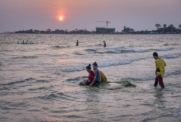 シアヌークビル カンボジア 2019年2月26日 クロン説教シアヌークビーチで外出中に海岸で遊んだ子供たちが美しい夕日を見て家族や友人と楽しむ人々 — ストック写真