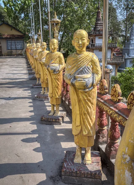 カンボジア シアヌークビル 2019年2月27日 ワット クロム寺院の周りに位置する手にボウルを持って立っている仏教徒の僧侶の列 — ストック写真