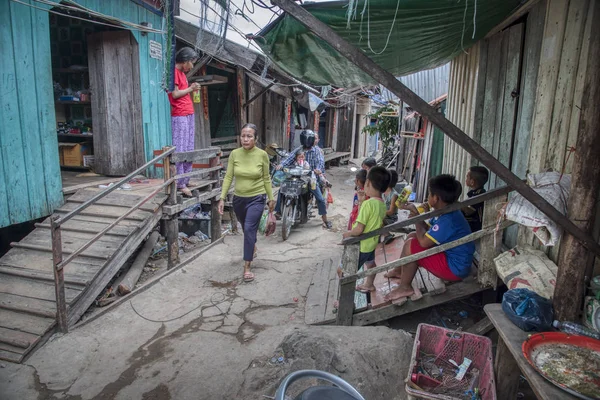 Sihanoukville Kamboçya Şubat 2019 Çocukların Ahşap Evlerinin Etrafında Dolandığı Dar — Stok fotoğraf