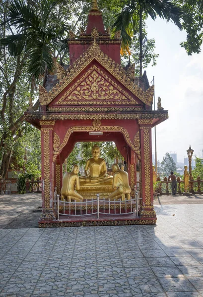 シアヌークビル カンボジア 2019年2月27日 ワット クロム寺院の信者像に囲まれた仏像 — ストック写真