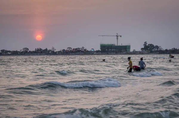 シアヌークビル カンボジア 2019年2月26日 クロン説教シアヌークビーチで外出中に海岸で遊んだ子供たちが美しい夕日を見て家族や友人と楽しむ人々 — ストック写真