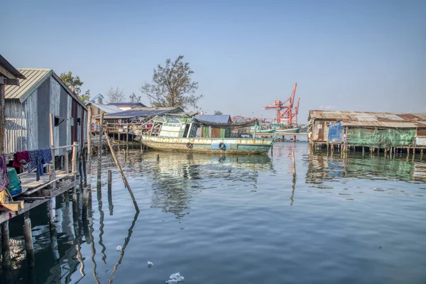 シアヌークビル カンボジア 2019年2月27日 シアヌークビル漁村で海に出ていないときにドックのそばに港の漁船のシーン — ストック写真