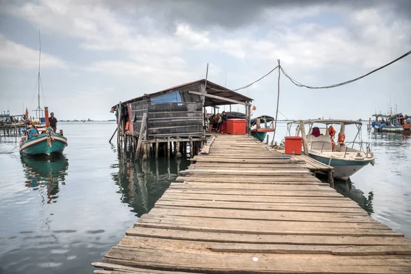 カンボジア シアヌークビル2019年2月26日 商業スピードボートがトムヌブ ロルク ロード沿いの他のビーチを横切って人々をフェッチする木製の桟橋や桟橋の近くのボートパークのシーン — ストック写真