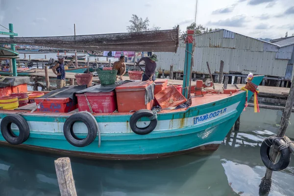 カンボジア シアヌークビル 2019年2月25日 シアヌークビル漁村の漁場に入る漁師のボートの様子 — ストック写真