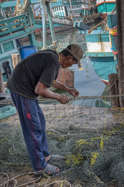 Sihanoukville Cambodia February 2019 Scene Fisherman Repairing His Fishing Net — Stock Photo, Image