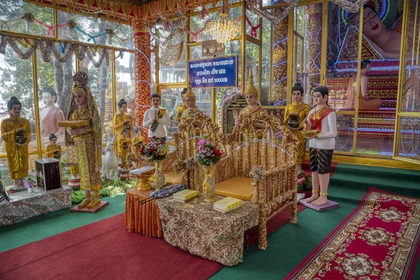 カンボジア シアヌークビル 2019年2月27日 小さなワット リーム寺院の屋内に金色の座席を持つ正体不明の神々の像 — ストック写真