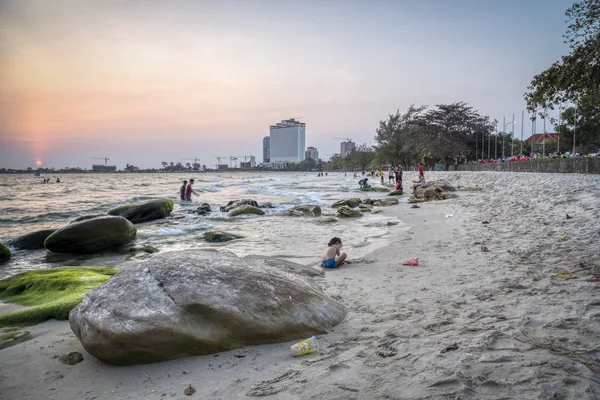 シアヌークビル カンボジア 2019年2月26日 クロン説教シアヌークビーチで外出中に海岸で遊んだ子供たちが美しい夕日を見て家族や友人と楽しむ人々 — ストック写真