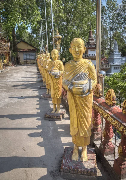 カンボジア シアヌークビル 2019年2月27日 ワット クロム寺院の周りに位置する手にボウルを持って立っている仏教徒の僧侶の列 — ストック写真